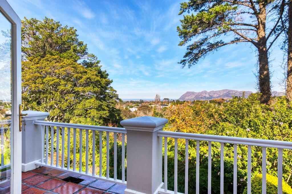 Idyllic Constantia Villa *